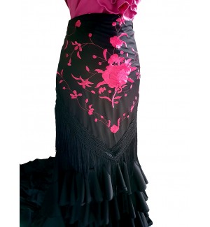 Bata de cola bordada y con flecos 2