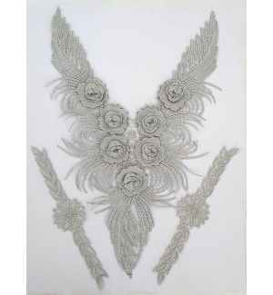 Composición pasamaneria en V escote