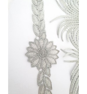 Composición pasamaneria en V escote 2